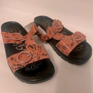 Alegria Women’s Vita Red Scribble Sandals